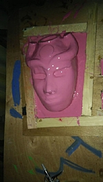 לאחר הכנת הבסיס, הוכנה תבנית סיליקון של המסכה במריחה של שכבות סיליקון. לקרניים הוכנו תבניות נפרדות, גם הן במריחת שכבות