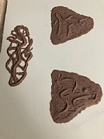 פיסול לחיים מצולקות ורצועות של סימני כוויה עמוקים מחימר פיסולי