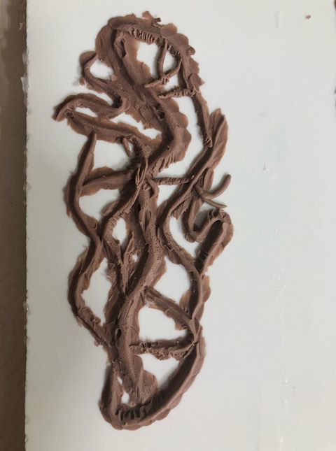 לחיצה להגדלת תמונה פיסול לחיים מצולקות ורצועות של סימני כוויה עמוקים מחימר פיסולי