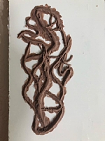 פיסול לחיים מצולקות ורצועות של סימני כוויה עמוקים מחימר פיסולי