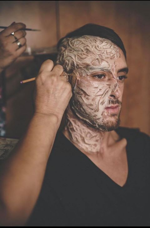 לחיצה להגדלת תמונה הדבקת הלחי ורצועות הסיליקון הנוספות ביום הצילומים