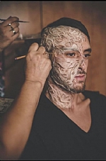 הדבקת הלחי ורצועות הסיליקון הנוספות ביום הצילומים