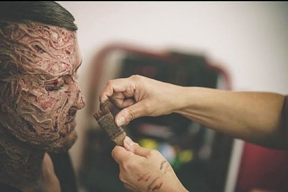 לחיצה להגדלת תמונה הצביעה נעשתה בעזרת צבעי אלכוהול ומעליהם נגיעות של דם נוזלי וקרוש.