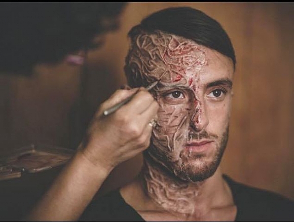 לחיצה להגדלת תמונה הצביעה נעשתה בעזרת צבעי אלכוהול ומעליהם נגיעות של דם נוזלי וקרוש.