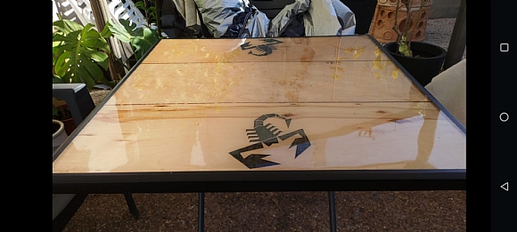 לחיצה להגדלת תמונה שולחן מעוצב עם איורי עקרב בציפוי אפוקסי שקוף קריסטלי פרי יצירתו של אדי גרבר