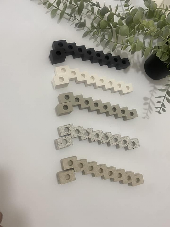 לחיצה להגדלת תמונה חנוכייה ייחודית מקוביות בטון שמאפשרת למספר את היום בחג