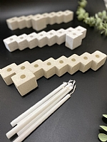 חנוכייה ייחודית מקוביות בטון שמאפשרת למספר את היום בחג