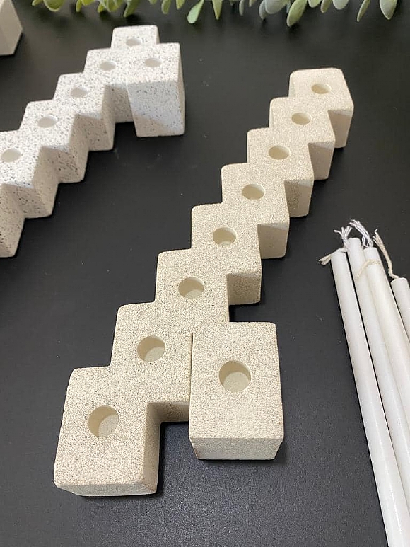 לחיצה להגדלת תמונה חנוכייה ייחודית מקוביות בטון שמאפשרת למספר את היום בחג