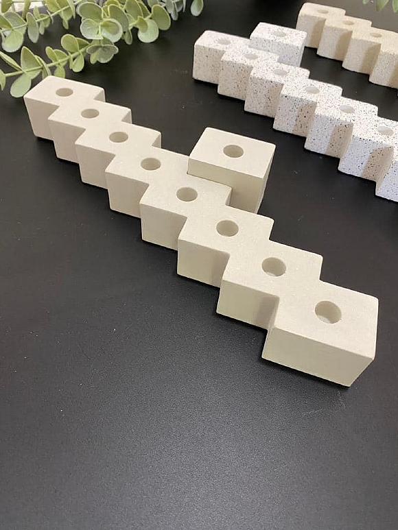 לחיצה להגדלת תמונה חנוכייה ייחודית מקוביות בטון שמאפשרת למספר את היום בחג