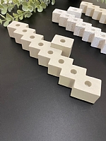 חנוכייה ייחודית מקוביות בטון שמאפשרת למספר את היום בחג