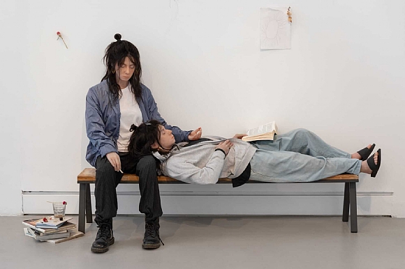 לחיצה להגדלת תמונה מיצג מפתיע של פיסול דמויות פרי ידיה של האומנית להלי פרילינג