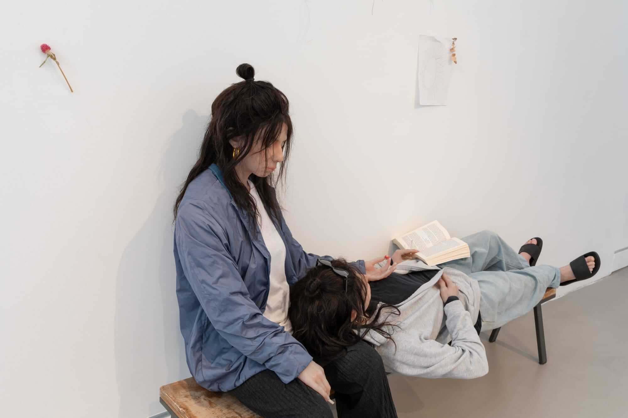 מיצג מפתיע של פיסול דמויות פרי ידיה של האומנית להלי פרילינג