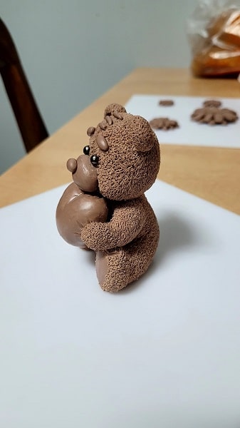 לחיצה להגדלת תמונה דובון עם לב מפלסטלינה