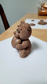 דובון עם לב מפלסטלינה