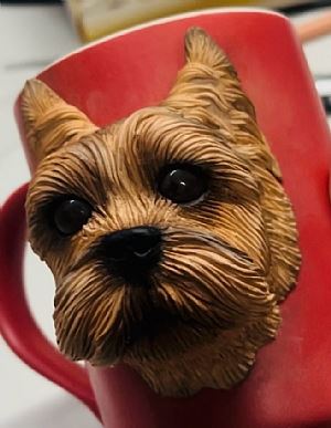 פיסול כלב עם חימר פולימרי כדקורציה לספל