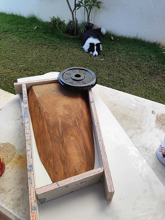 לחיצה להגדלת תמונה לאחר שיוף, הכנת המסגרת מסביב והכנה ליציקה – איטום המסגרת עם דבק חם ומריחת חומר הפרדה על התבנית. העץ מרוח בלכה על מנת שלא תכנסנה בועות אוויר מהעץ לאפוקסי