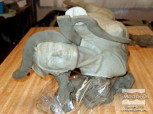 לחיצה להגדלת תמונה מחיצת החימר תתמוך בחצי התבנית הראשון עד שהגומי ומעיל התמיכה יתמצקו.