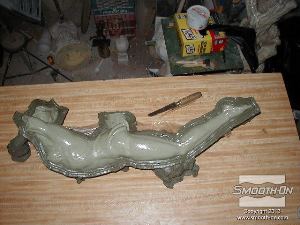 לחיצה להגדלת תמונה חלק האישה של הפסל עם קו החלוקה של  ה חימר מעצבים.