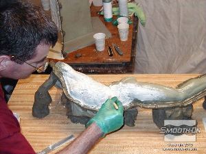 לחיצה להגדלת תמונה מורחים על המודל ארבע שכבות של פוליאוריטן למריחה Brush-On® 40.