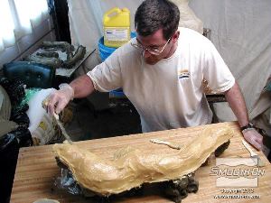 לחיצה להגדלת תמונה בעזרת פוליאוריתן קשיח למריחה Plasti-Paste, מכינים מעיל תמיכה חזק וקל.