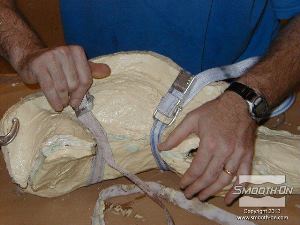 לחיצה להגדלת תמונה סוגרים את שני חצאי התבנית בעזרת רצועות עבור תהליך היציקה.