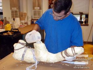 לחיצה להגדלת תמונה שופכים עוד פוליאורתן קשיח ליציקה Smooth-Cast 320 אל התבנית כדי לחזק את אזור התפר.