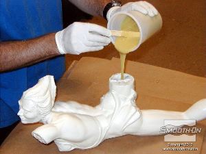 לחיצה להגדלת תמונה שופכים אל היציקה קצף פוליאוריטן קשיח Foam-iT!® 5 כדי לספק חוזק מבני לפסל.