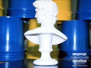 לחיצה להגדלת תמונה במבט אחורי ניתן לראות שקיימים שני אנדרקטים גדולים מתחת לכתפיים.