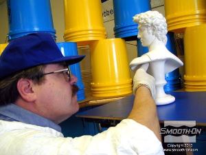 לחיצה להגדלת תמונה בוחנים את המודל בקפידה ובונים תוכנית עבודה לפני שמתחילים למרוח את ה פוליאוריתן לתבניות. מזעור של זוויות שליליות (אנדרקטים) בשלב זה יקל מאוד על החליצה בהמשך.