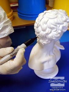 לחיצה להגדלת תמונה מציירים קווי הפרדה על המודל. הקווים מסמנים את החלקים השונים של מעיל התמיכה.