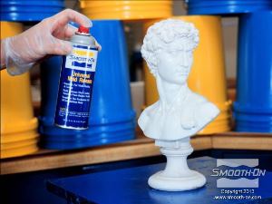 לחיצה להגדלת תמונה מרססים על המודל חומר הפרדה ל תבניות על בסיס סיליקון  Universal® mold release.