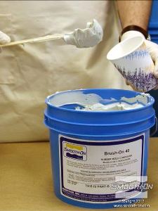 לחיצה להגדלת תמונה מודדים את מרכיבי הגומי שממנו מכינים את התבנית. מודדים את המקשה ודוחסים אותו בכוס כך שימלא אותה לגמרי.