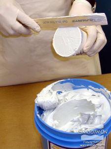 לחיצה להגדלת תמונה משטחים את החומר בחלקה העליון של הכוס.