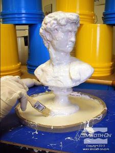 לחיצה להגדלת תמונה מורחים שכבה זו במריחות ארוכות יותר ובעובי גדול משל השכבה הראשונה. מחכים שה גומי למריחה יעשה דביק.