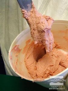 לחיצה להגדלת תמונה גומי סמיך יותר הוא טוב במיוחד למילוי אנדרקטים ולהכנת סתימות וקווי תפר עבים שיעזרו בהפרדה בין איזורי תבנית הגומי השונים.