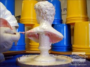 לחיצה להגדלת תמונה ממלאים את הזוויות השליליות. דוחסים את החומר כדי להבטיח שלא יהיו חללי אוויר גדולים בגומי.