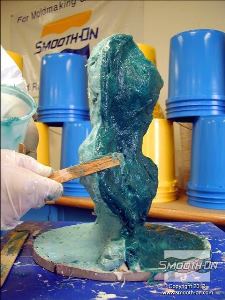 לחיצה להגדלת תמונה מודדים ומערבבים עוד פוליאוריתן Plasti-Paste ומכינים את חצי מעיל התמיכה השני.