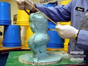 לחיצה להגדלת תמונה מרכיבים מחדש את מעיל התמיכה וסוגרים אותו בעזרת גומיות דואר או רצועות.