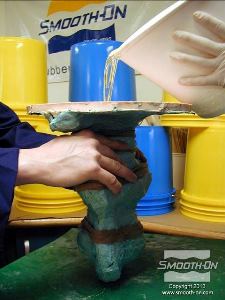 לחיצה להגדלת תמונה יוצקים אל התבנית פוליאוריתן קשיח ליציקה Smooth Cast® 300 ומניחים לו להתמצק.