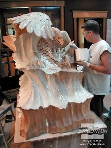 לחיצה להגדלת תמונה מכסים את כל שטח מודל העץ בשכבה דקה מאוד של סיליקון רך ליציקה Mold Max® 10.