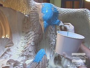 לחיצה להגדלת תמונה מורחים שכבה שניה של סיליקון Mold Max® 10. צובעים שכבה זו בפיגמנט לסיליקון SilcPig כדי להבטיח כיסוי טוב.