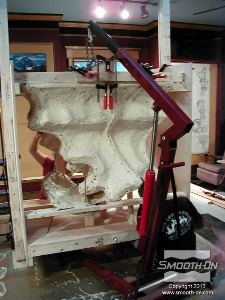 לחיצה להגדלת תמונה לאחר שבונים לתבנית הסיליקון Mold Max® 10  את מעיל התמיכה (בעל מספר חלקים) מפוליאוריתן קשיח למריחה Plasti-Paste® II, ממקמים אותה במכונה ליציקה ברוטציה (Rotational Molding).