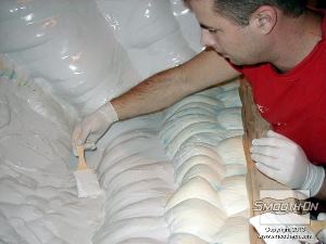 לחיצה להגדלת תמונה מורחים את הפוליאוריטן Smooth Cast 65D®  הנוזלי במברשת במקומות בהם קיימים פרטים עמוקים.