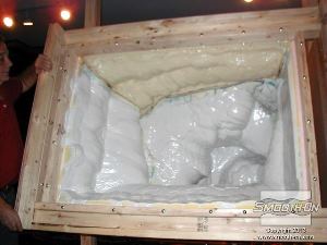 לחיצה להגדלת תמונה חוזרים על התהליך מספר פעמים עד שמתקבלת מעטפת יציבה ועבה מספיק של פלסטיק (Skin) על גבי פנים התבנית.