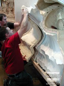 לחיצה להגדלת תמונה לאחר שפוליאוריתן ליציקה בסיבוב  Smooth Cast Roto®  מתמצק לחלוטין, מורידים את מעיל התמיכה.