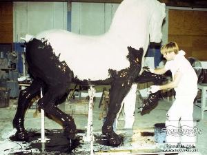 לחיצה להגדלת תמונה מורחים על המודל את השכבת הראשונה של הפוליסולפיד FMC®-200 (שכבת הפרטים). גומי פוליסולפיד הוא קל ונוח למריחה.