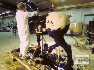 לחיצה להגדלת תמונה מורחים את הפוליסולפיד FMC®-200 על כל משטחי המודל ומכסים אותו לגמרי. הגומי נמרח בקלות ונוח לעבודה.