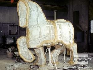 לחיצה להגדלת תמונה לאחר שמעיל התמיכה מגבס הושלם, מחכים שכל החומרים יתמצקו לגמרי ואז תבנית ה פוליסולפיד FMC®-200 מוכנה ליציקה.