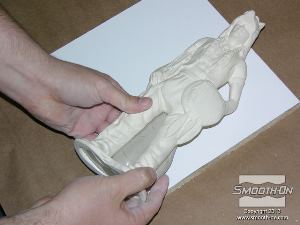 לחיצה להגדלת תמונה דוחפים את החימר דרך החלל במודל. החימר ימלא את החלל ויקבל את צורתו.