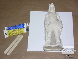 לחיצה להגדלת תמונה לאחר שהחימר נדחף לכל החללים אותם יש למלא, משכיבים את המודל כך שיהיה מוכן למריחת דבק אפוקסי. עבור הסתימות משתמשים ב דבק אפוקסי מהיר Super Instant. חומר זה מתמצק מהר מאוד ולכן נבחר לשימוש זה.